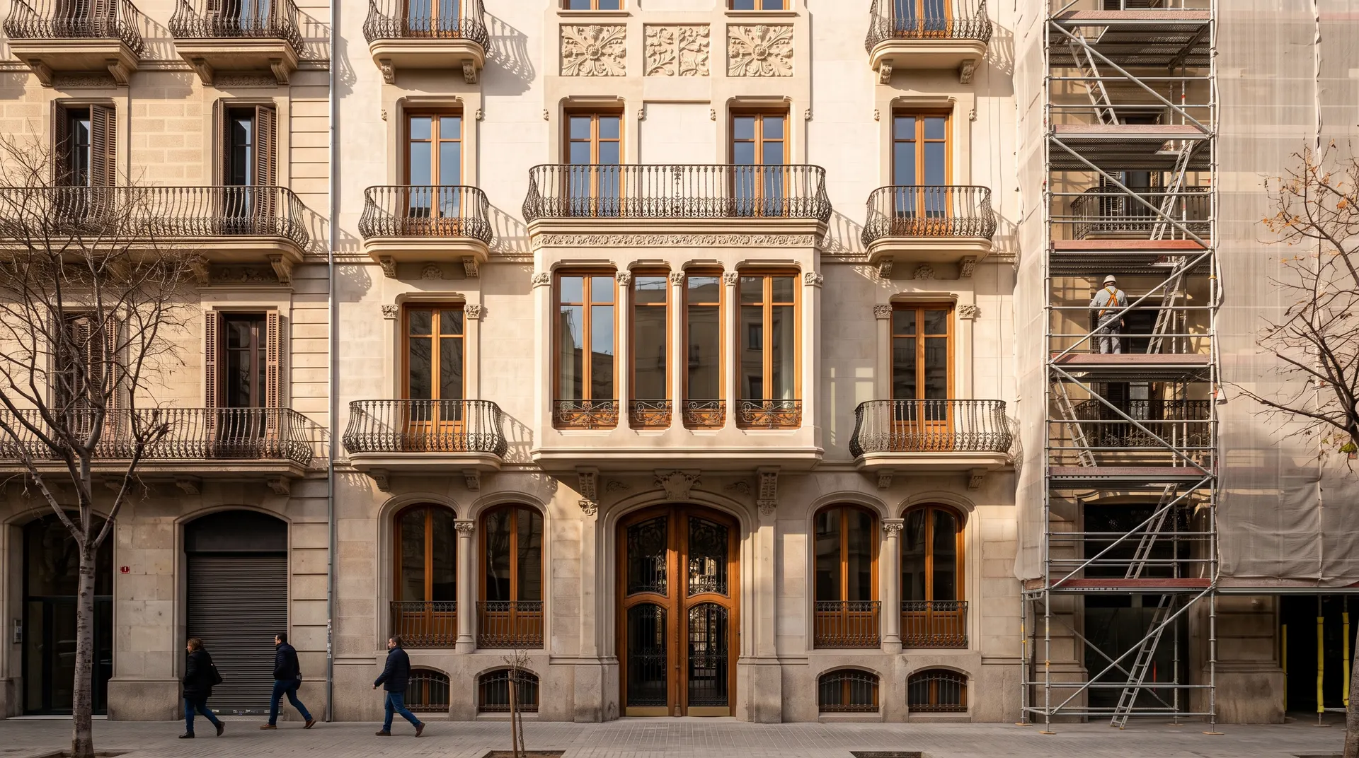 Fachada de una finca de Barcelona en rehabilitación